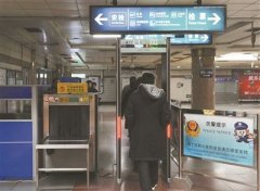 安檢門是否通過X射線工作？